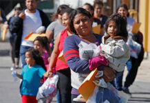 Los menores, que no podían estar por ley en una cárcel federal, eran por lo tanto separados de sus padres y quedaban en manos de la Oficina de Reasentamiento de Refugiados (ORR) del Departamento de Salud y Servicios Humanos (DHHS).