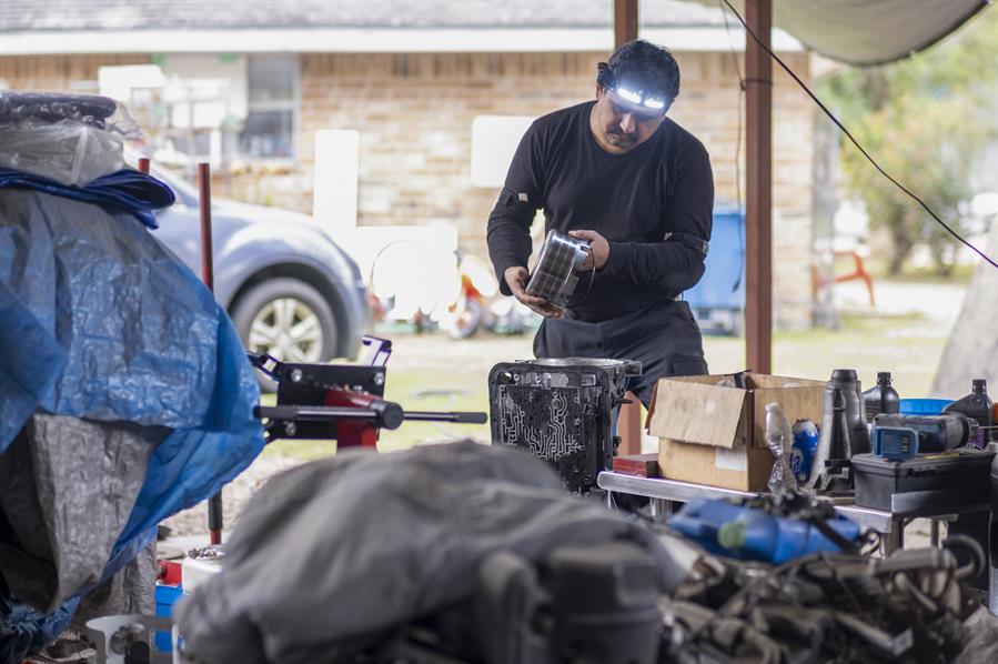 Gelasio Vel&aacute;zquez Saldierna, mec&aacute;nico automotriz y natural de San Luis Potos&iacute; (M&eacute;xico), trabaja en el taller informal que tiene en su domicilio el 2 de diciembre de 2023, en Houston, Texas.