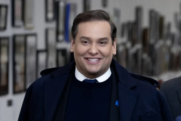 George Santos 11.1 Santos fue expulsado con 311 votos a favor y 114 en contra, con gran parte de sus colegas republicanos uniéndose a los demócratas para lograr los dos tercios necesarios que forzaron su salida del Congreso.