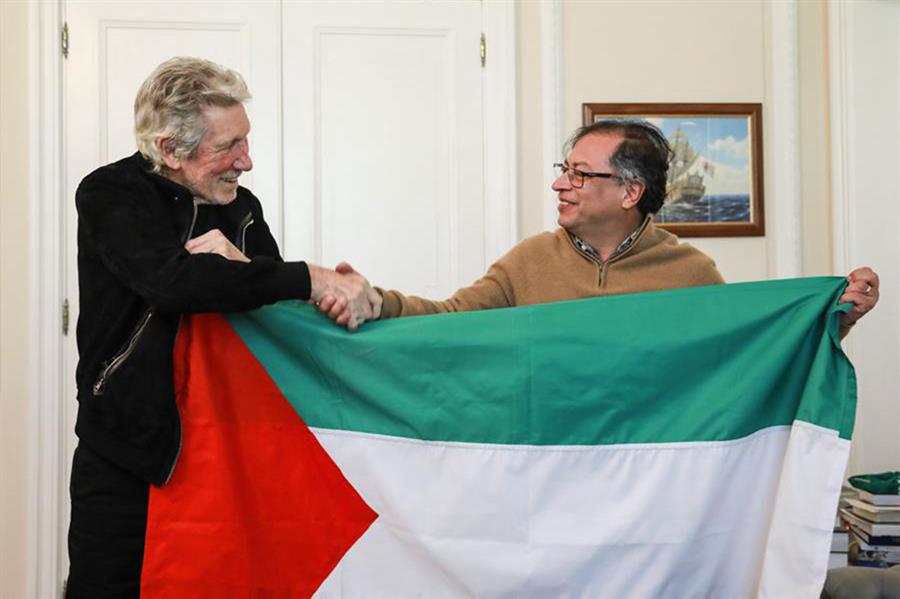 Gustavo Petro (d) junto al cantante británico Roger Waters (1)