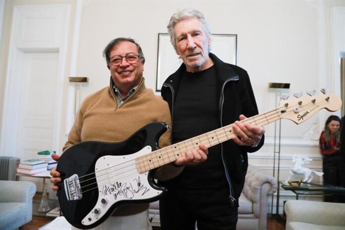 Gustavo Petro (d) junto al cantante británico Roger Waters (2) Gustavo Petro (d) junto al cantante británico Roger Waters (2)