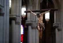 Iglesia pide a presidenta hondureña escuchar "clamor del pueblo" y aboga por los migrantes El pueblo hondureño "pasa hambre, violencia, mucho sufrimiento, dolor", por lo que Lenihan pidió a los políticos "trabajar con alma y corazón para remediar" los problemas que afectan al país centroamericano.
