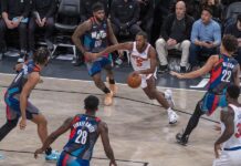 Immanuel Quickley (c) de los Knicks controla el balón en medio de varios jugadores de los Nets