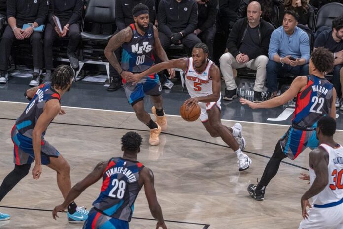 Immanuel Quickley (c) de los Knicks controla el balón en medio de varios jugadores de los Nets Immanuel Quickley (c) de los Knicks controla el balón en medio de varios jugadores de los Nets