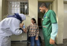 "Los equipos médicos apenas atendían un gran número de pacientes con enfermedades infecciosas, pero ahora no pueden más", lamenta un doctor.