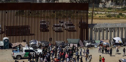 Considerada una de las leyes antiinmigrantes más estrictas en la historia estadounidense, la SB4 convierte en delito el que un extranjero “ingrese o intente ingresar al estado desde una nación extranjera” de forma irregular. La falta se convierte en un crimen grave, punible hasta con 20 años de prisión, si el infractor es reincidente.