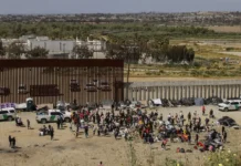 La demanda, presentada ante la Corte Federal del Distrito Oeste de Texas, afirma que la SB4, firmada el lunes por el gobernador del estado, el republicano Greg Abbott, es inconstitucional porque viola la Cláusula de Supremacía de la Constitución de Estados Unidos.