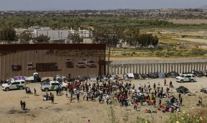La demanda, presentada ante la Corte Federal del Distrito Oeste de Texas, afirma que la SB4, firmada el lunes por el gobernador del estado, el republicano Greg Abbott, es inconstitucional porque viola la Cláusula de Supremacía de la Constitución de Estados Unidos.