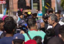 La ley permite a la justicia estatal ordenar la expulsión de personas sin mediar proceso judicial. Los oficiales de policía podrán arrestar a cualquier individuo del que sospechen que ingresó ilegalmente al país, y tendrán la facultad discrecional de expulsarlo del país.