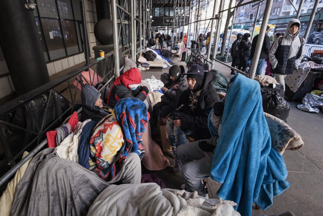 Nueva York pide a un tribunal que suspenda la norma que le obliga a acoger inmigrantes El pasado enero, la Administración del alcalde Eric Adams firmó un contrato de emergencia por seis meses con la Asociación de Hoteles a la que pagó 275 millones de dólares para albergar a unos 5.000 inmigrantes.