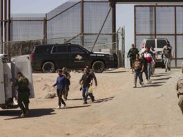 ACLU asegura que las leyes “amenazan la seguridad y los derechos de las personas que viajan a Texas, independientemente de su estatus migratorio”.