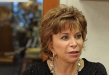 Isabel Allende califica de "vergonzosa" la censura de libros en escuelas de Florida La chilena recalcó en su declaración que no es la única autora censurada en el sur de EE.UU., ni tampoco la primera vez que la vetan en las escuelas.