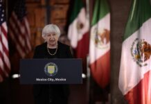 La secretaria del Tesoro de EE.UU., Janet Yellen, habla hoy durante una rueda de prensa en la Ciudad de México.