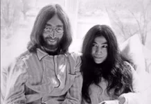 Fans recuerdan a Lennon el día de su muerte con flores, manzanas y música en Central Park Lennon vivía en el edificio Dakota, a tan solo unos metros del mosaico, y fue cerca de su casa cuando Mark Chapman asesinó al cantante con un revólver hace 43 años.