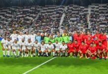 Jugadores de las Leyendas de la Conmebol posan en un partido de exhibición