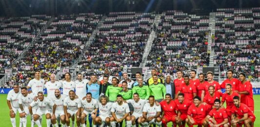Jugadores de las Leyendas de la Conmebol posan en un partido de exhibición