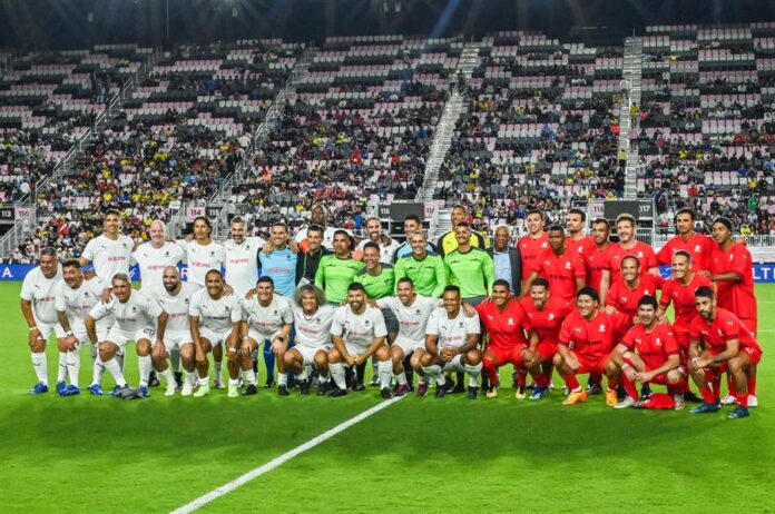 Jugadores de las Leyendas de la Conmebol posan en un partido de exhibición