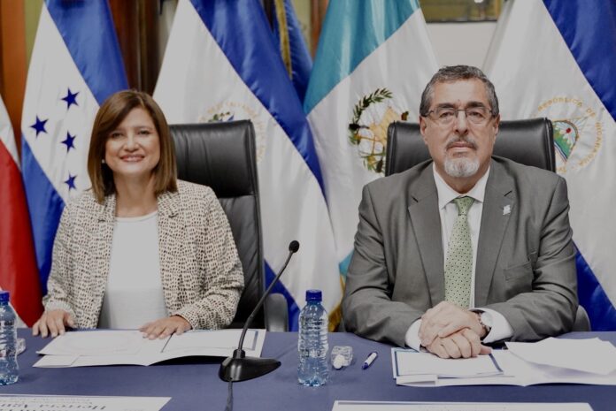 La vicepresidenta electa de Guatemala, Karin Herrera, y el presidente electo, Bernardo Arévalo.