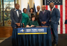 Nueva York crea comisión para estudiar impacto de la esclavitud y posibles reparaciones La gobernadora Kathy Hochul convirtió hoy en ley el proyecto que creó la Comisión Comunitaria de Recursos de Reparación del Estado, "para corregir los errores del pasado".