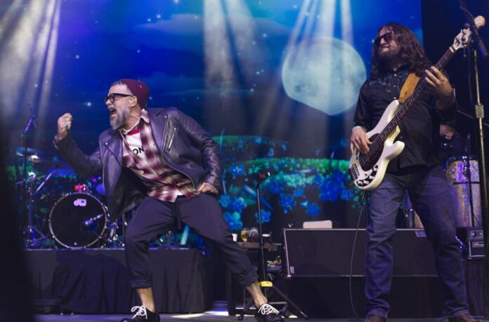 La banda Jarabe de Palo rinde tributo a Pau Dones junto a Pedro Capo