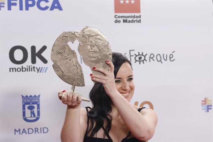 La realizadora chilena Maite Alberdi tras recibir el premio a ´Mejor película latinoamericana´ por su cinta ´La memoria infinita´