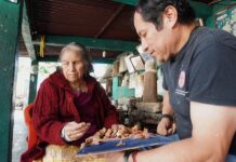 Artesana mexicana ciega causa sensación en Navidad con sus nacimientos en miniatura Los artesanos Josefina Aguilar (i), y su hijo Demetrio, elaboran nacimientos miniatura de barro,