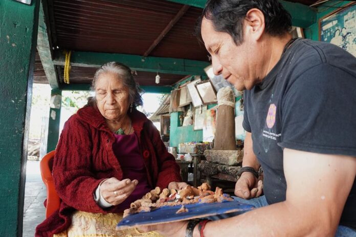 Los artesanos Josefina Aguilar (i), y su hijo Demetrio, elaboran nacimientos miniatura de barro,