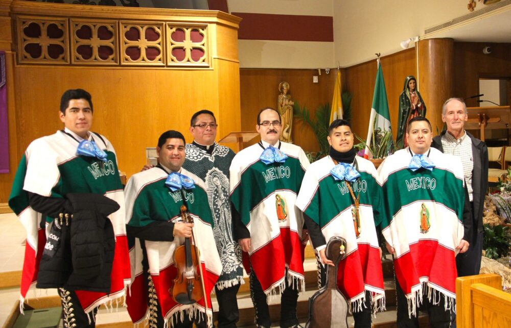 Los integrantes del Mariachi Ideal Hidalgo, junto a los pastores de la parroquia San Hugo, Rev. Robert Smith y Rev. Fidel Cruz, quienes recibieron el aplauso emocionado de todos los presentes al finalizar un maravilloso concierto-serenata a la Virgen Morena.