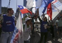 Manifestantes que apoyan la Nueva Constitución participan en el cierre de la campaña A favor hoy, en Santiago de Chile.