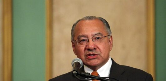 Manuel Rocha.