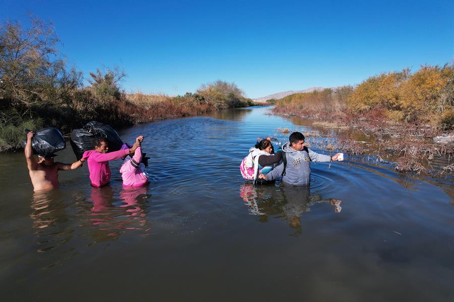 Migrantes cruzan el R&iacute;o Bravo en las cercan&iacute;as del muro (2)