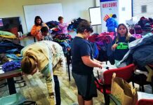 Fotografía cedida por el Centro de Acogida Rocky Mountain donde aparece su directora ejecutiva, Diana Higuera, acompañada de unos niños, mientras recibe las donaciones de los ciudadanos para los inmigrantes, en Denver, Colorado.