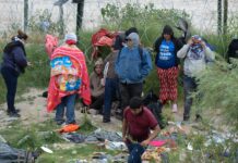 Miles de migrantes esperan a la intemperie ser procesados en la frontera EEUU-México Los migrantes se ven obligados a esperar por varios días mientras están expuestos a la intemperie y a las bajas temperaturas que se registran en las noches,