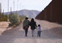“Durante demasiado tiempo las comunidades de Arizona han pagado por las fallas de Washington en el manejo de la frontera”, argumentaron los senadores.