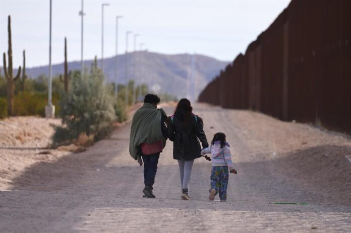 “Durante demasiado tiempo las comunidades de Arizona han pagado por las fallas de Washington en el manejo de la frontera”, argumentaron los senadores.