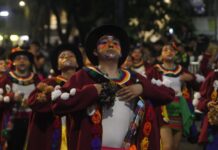 Mitos y leyendas cobran vida en Medellín en un desfile carnavalesco y ancestral Las nueve comparsas que realizaron un recorrido de dos kilómetros, avivado por el colorido del alumbrado navideño y cientos de espectadores, exaltaron la identidad popular para preservar la tradición oral y las prácticas ancestrales.