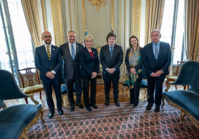 La delegación estadounidense conversó con Milei 