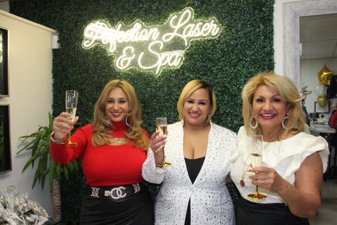 Jennifer Rodriguez, nueva proplietaria de un spa en el Bronx, rodeada por las directivas de la Camara Hispana de Belleza y Cosmetologia de Nueva York, Charito Cisneros y Rommy Pennella