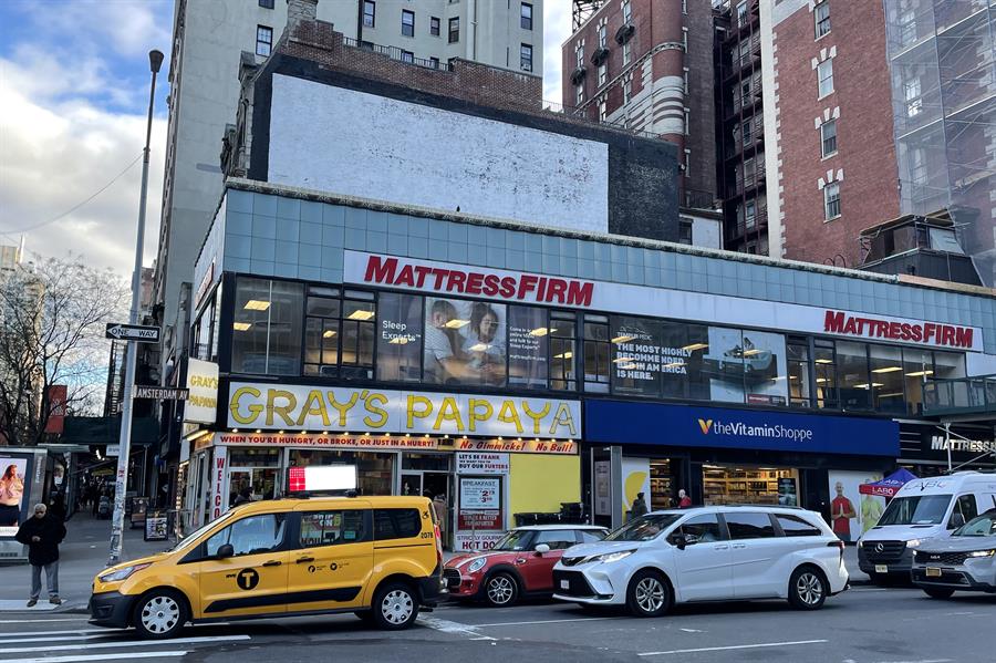 Fachada del restaurante Gray's Papaya, famoso por sus perritos calientes baratos, del 19 de diciembre de 2023, donde en una de sus 'citas' se encontraron los personajes principales del film romántico 'You've got mail'.