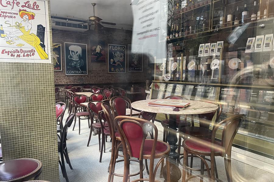 Interior de la cafetería Lalo, el 19 de diciembre de 2023, lugar donde los personajes principales del film romántico 'You've got mail'.