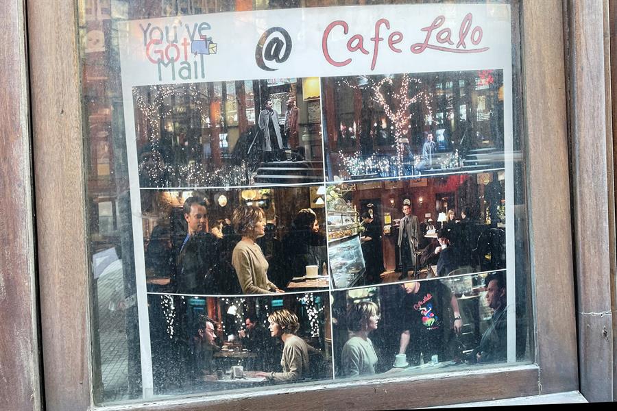 Fotogramas de la película 'You've got mail' ('Tienes un e-mail'), el 19 de diciembre de 2023, en la ventana de la cafetería Lalo.