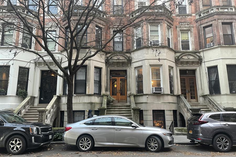 Fachada del lujoso apartamento de Kathleen, personaje principal del film romántico 'You've got mail' en cuya entrada Joe le confiesa su deseo de pasar el resto de su vida alquilando películas con ella y se ubica justo al lado de Central Park, en la calle 89 de Nueva York.