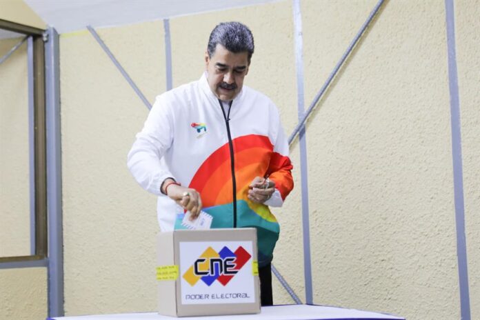 Nicolás Maduro, mientras vota en el referendo no vinculante sobre la disputa por el Esequibo con Guyana Nicolás Maduro