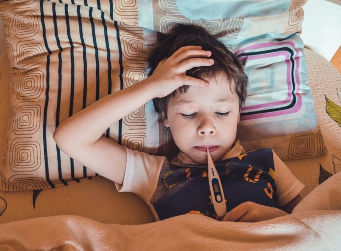 La enfermedad respiratoria causada por el VRSH se propaga por contacto directo con el virus, por ejemplo a través de gotículas de la tos o el estornudo de otra persona cerca de los ojos, la nariz o la boca.