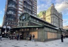 Personas caminan en Verdi Square, el 19 de diciembre de 2023, una plaza donde en una de sus 'citas', pasean los personajes principales del film romántico 'You've got mail' ('Tienes un e-mail') ubicada en el Upper West Side de Manhattan en Nueva York.