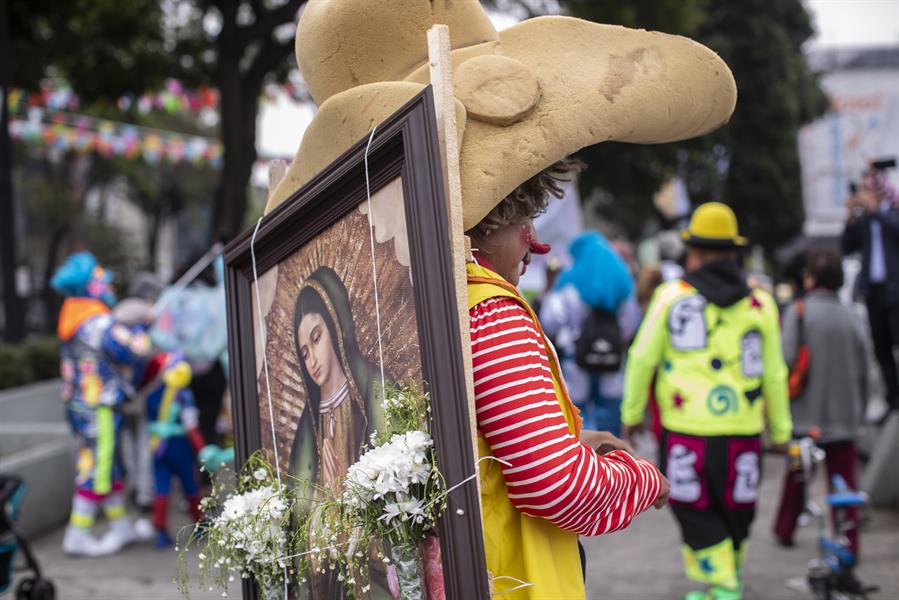 Payasos participan hoy en la XXXI peregrinaci&oacute;n anual a la Bas&iacute;lica de Guadalupe (2)