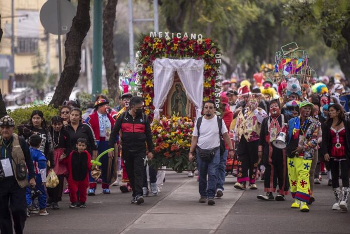 Payasos participan hoy en la XXXI peregrinación anual a la Basílica de Guadalupe (3)