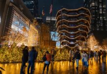 Personas caminan junto a los adornos de navidad en la plaza de la estructura del Vessel