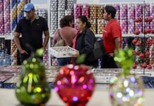 Las esferas artesanales elaboradas en centro de México dan brillo y elegancia a la navidad Personas compran esferas navideñas elaborada por artesanos utilizadas en adornos y árboles