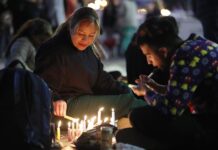 Calor, familia y espíritu navideño prenden en Colombia la Noche de las Velitas Personas encienden velas durante la tradicional noche de las velitas hoy, en Bogotá (1)